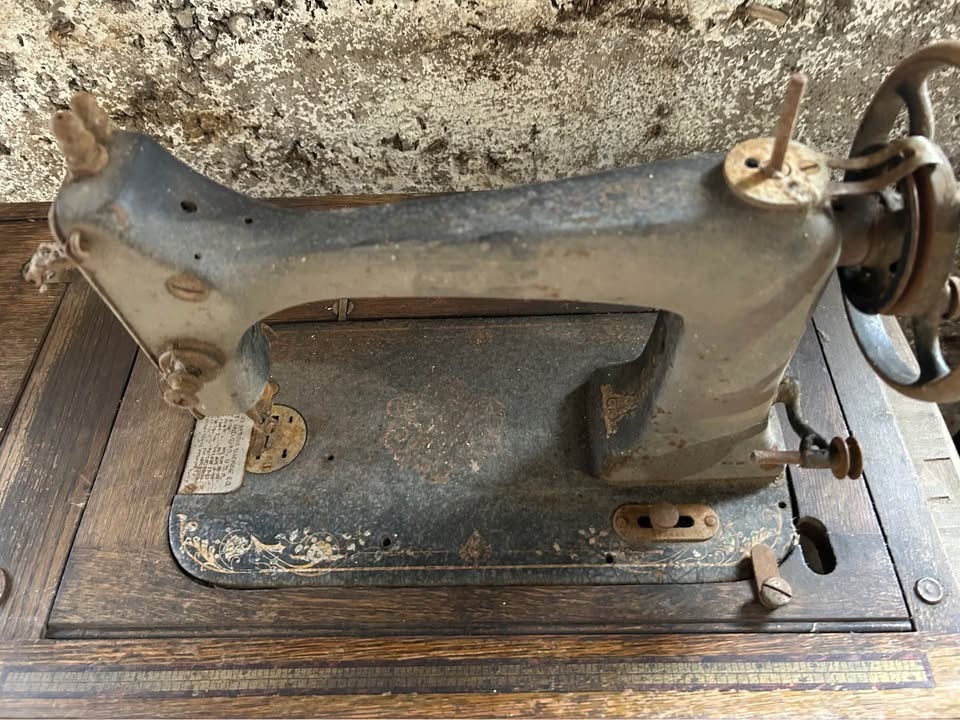 Antique sewing machine and desk - photo 2