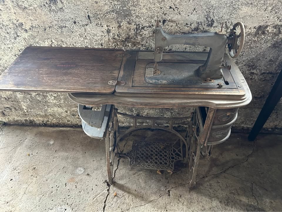 Antique sewing machine and desk - photo 3