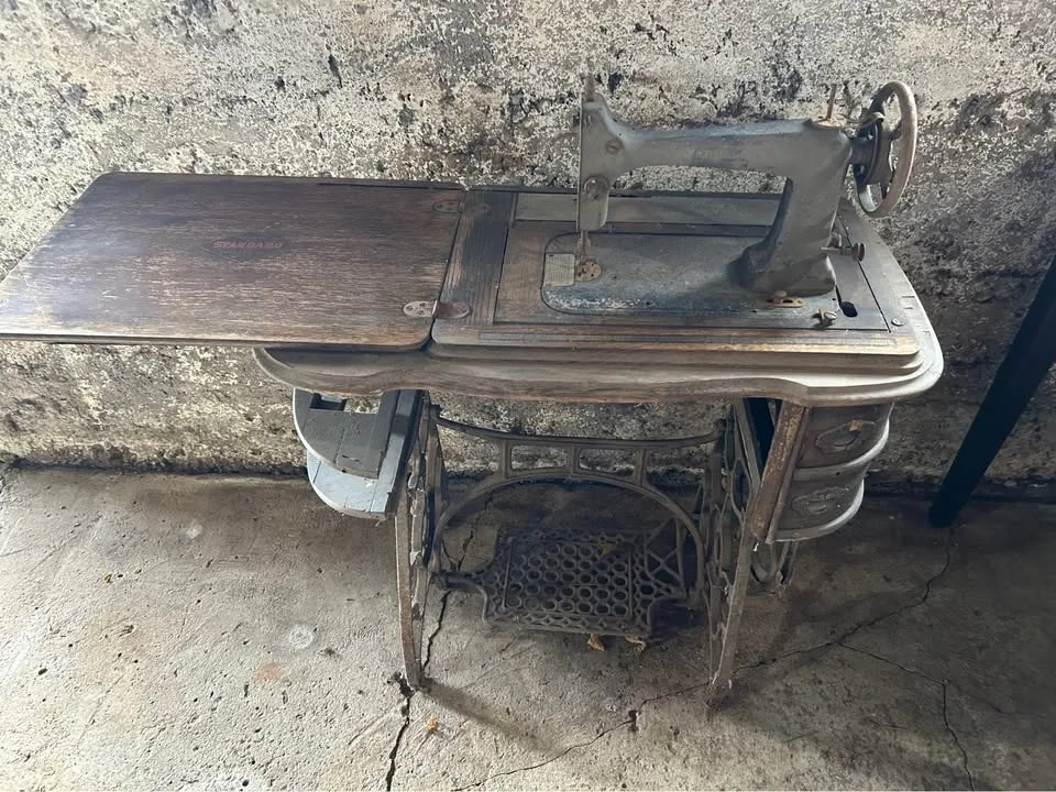 Antique sewing machine and desk image indicator(3)