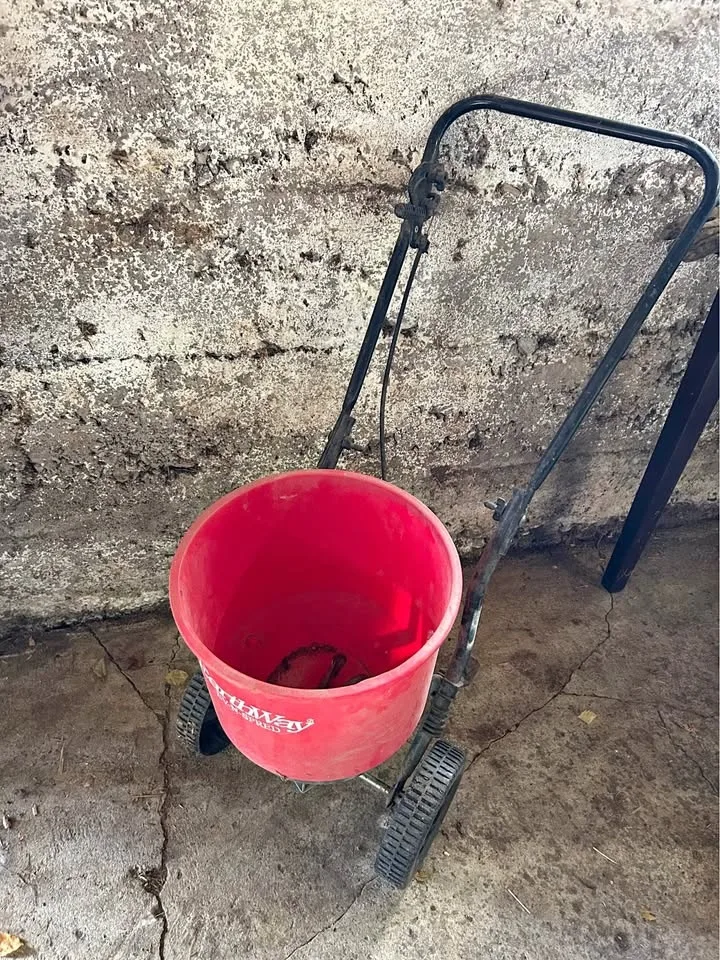 Earthway round manual spreader