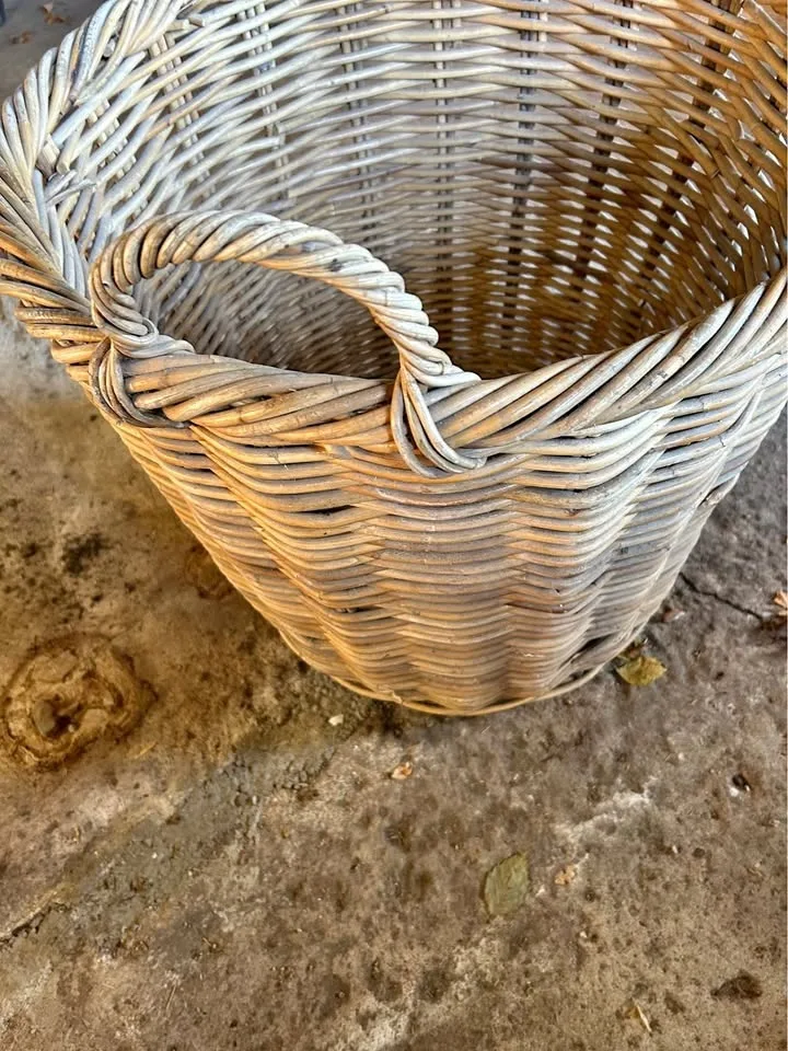 Wicker Round laundry hamper or basket