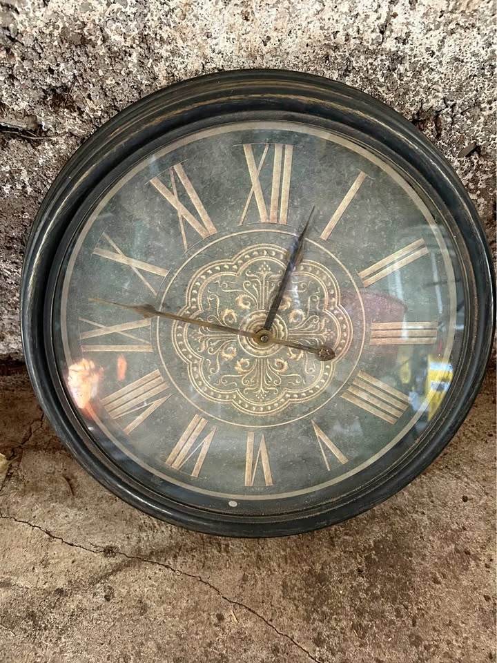 Round battery operated clock