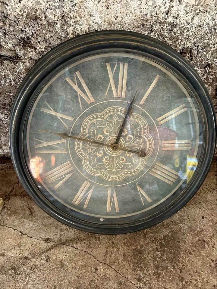 Round battery operated clock