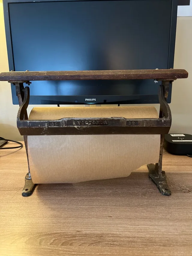 Victoria Paper Dispenser