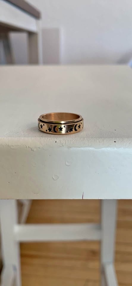 Fidget Ring! Great gift! Smaller fingers 18$ OBO