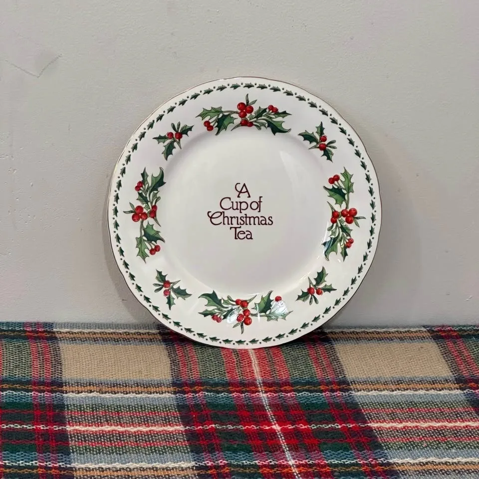 Complete Christmas china set with mistletoes and cranberries image indicator(2)
