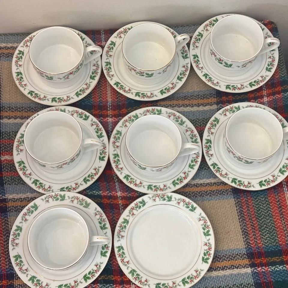 Complete Christmas china set with mistletoes and cranberries image indicator(3)