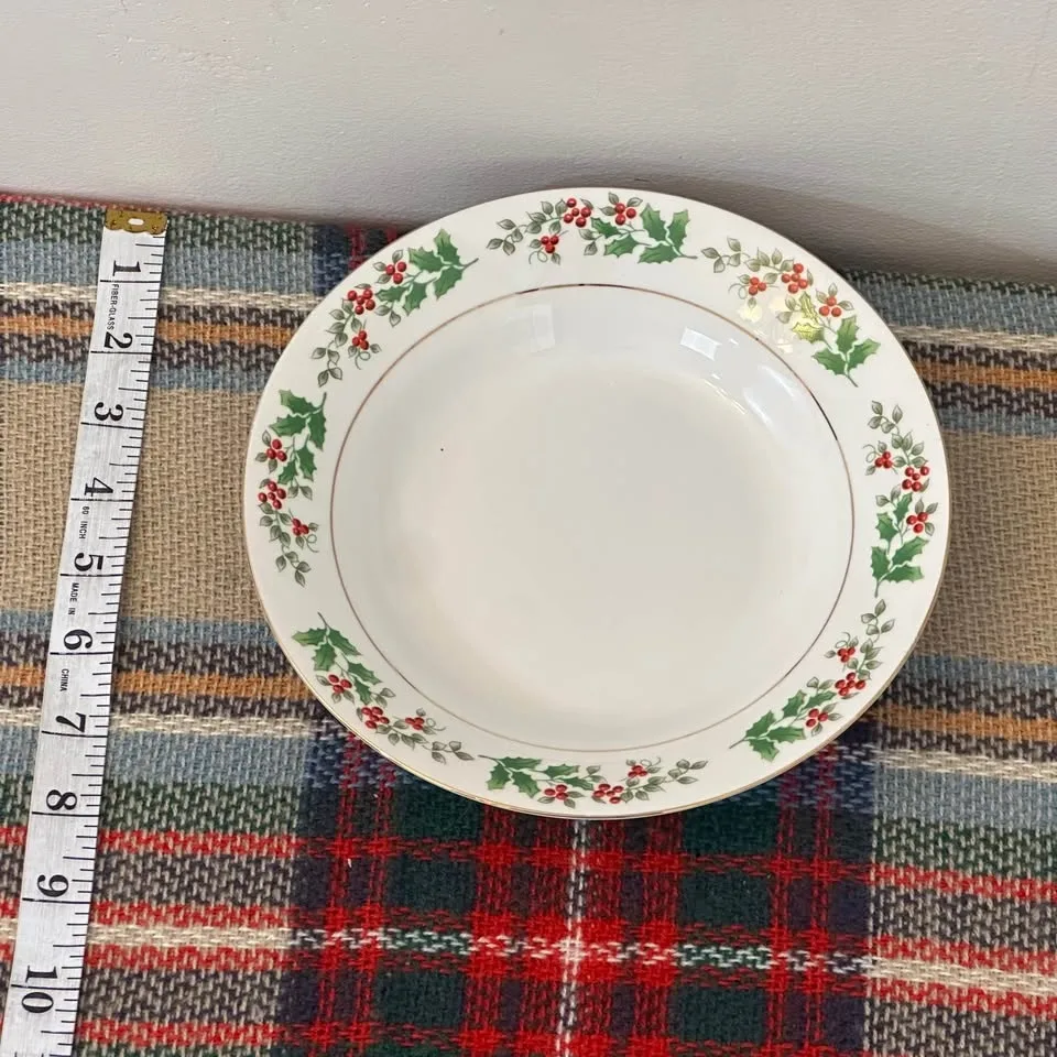 Complete Christmas china set with mistletoes and cranberries image indicator(10)