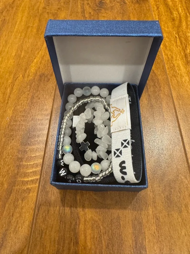 Daily Bible Verse Bracelets Gift Box Set image indicator(3)