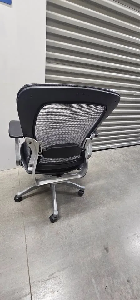 Ergonomic Mesh & Leather Office Chair – $75 - 3 Chairs image indicator(3)