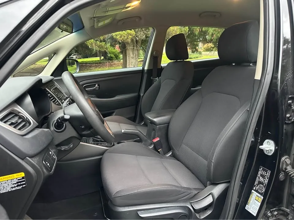 2015 Kia Rondo image indicator(8)