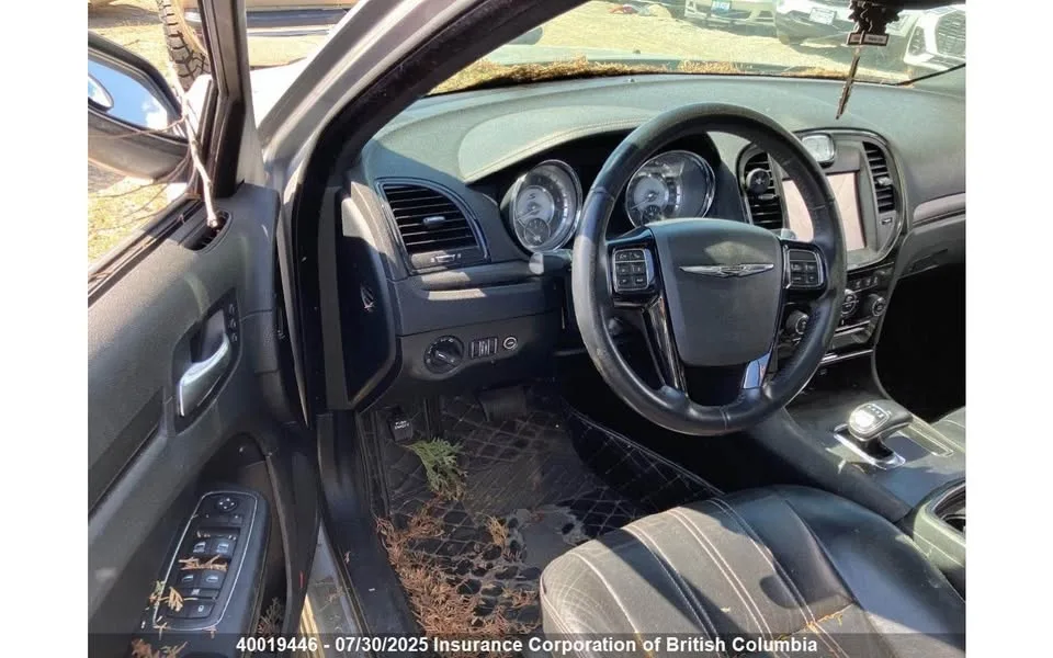 2013 Chrysler 300 image indicator(6)