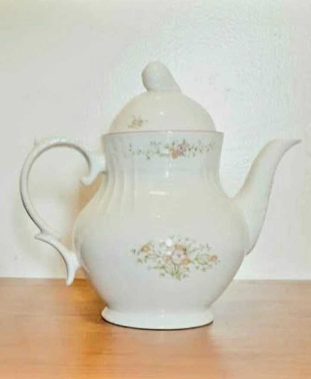 Unique 1983 New Royal Doulton Teapot