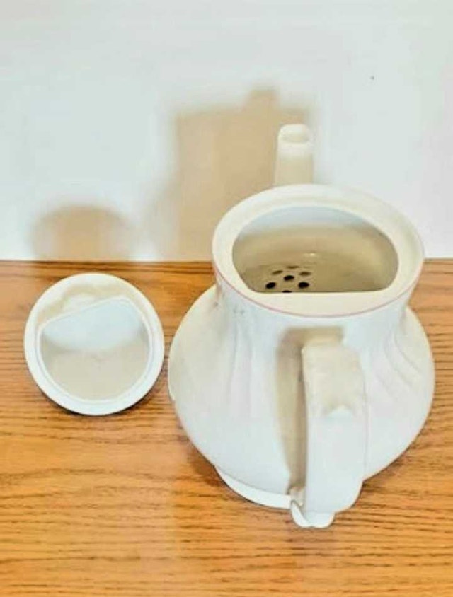 Unique 1983 New Royal Doulton Teapot - photo 3