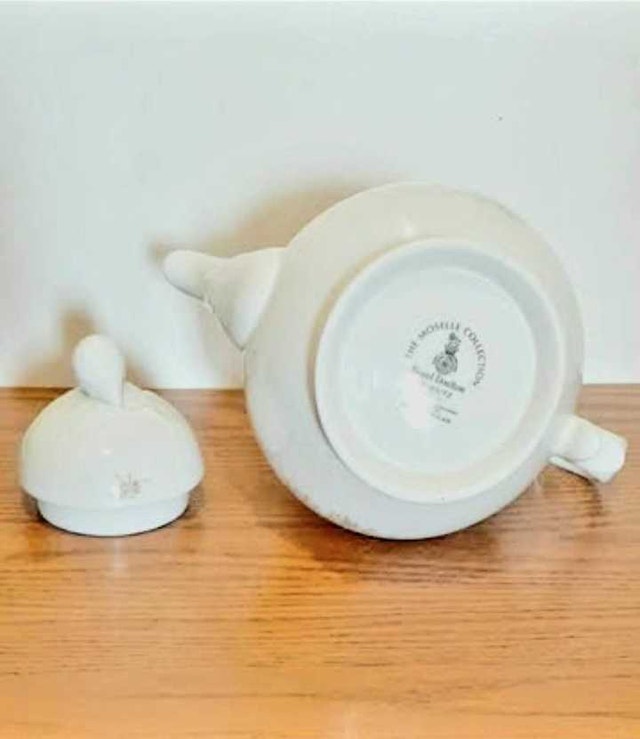 Unique 1983 New Royal Doulton Teapot - photo 4
