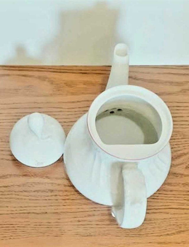 Unique 1983 New Royal Doulton Teapot - photo 5