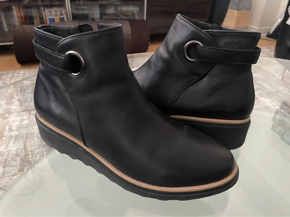 Clarks Sharon Spring Leather Boots sz 7.5 image indicator(6)