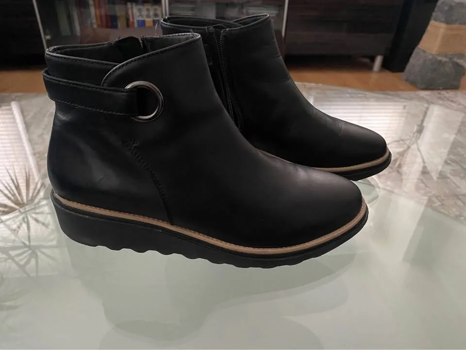 Clarks Sharon Spring Leather Boots sz 7.5 image indicator(8)