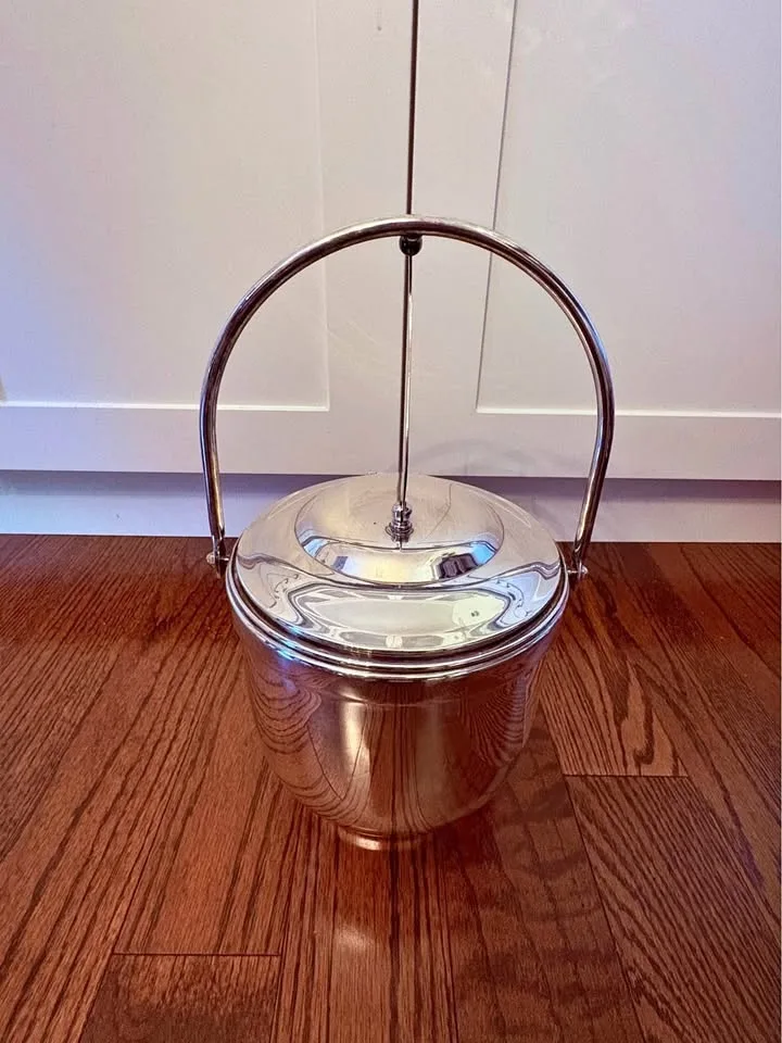 🍾 Silver Ice Bucket – Chic & Perfect for the Holidays! ❄️✨