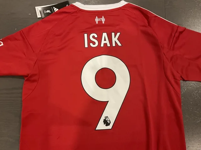 Liverpool home 25/26 Isak image indicator(2)