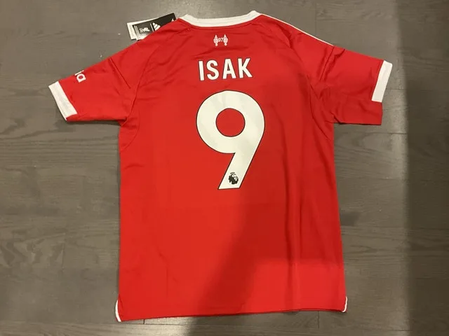 Liverpool home 25/26 Isak image indicator(3)