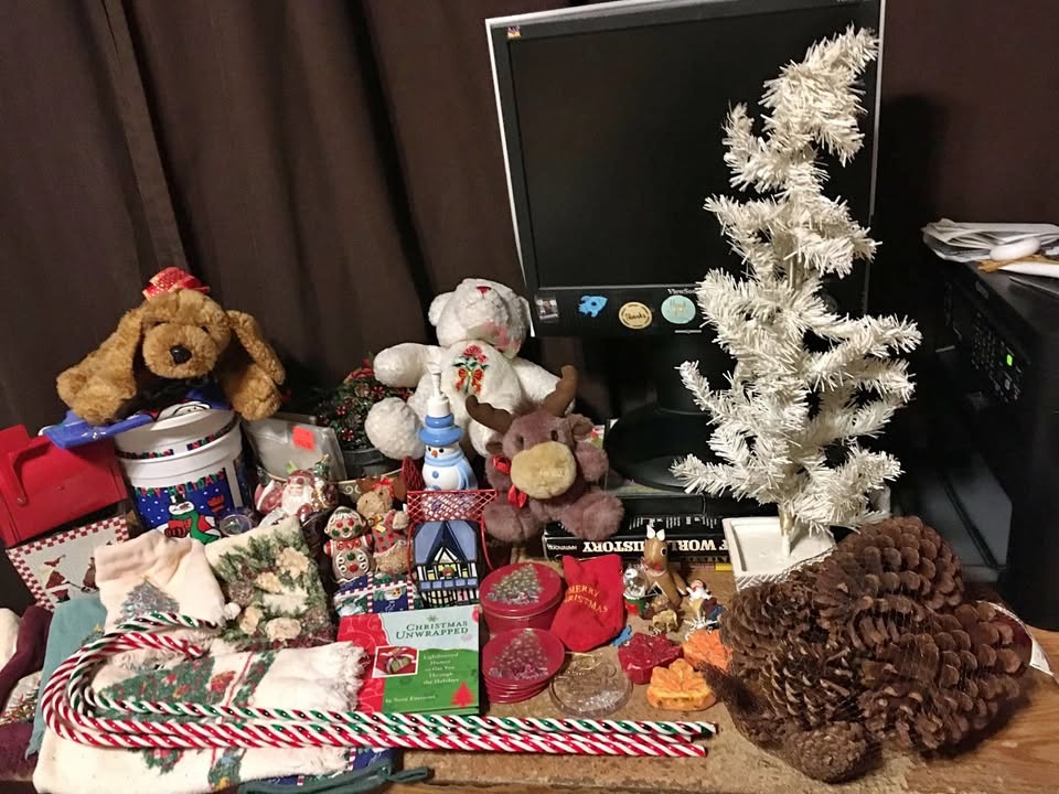 CHRISTMAS LOT SLEIGH SNOWMAN PLUSH TOWELS SNOWGLOBE CANDLES