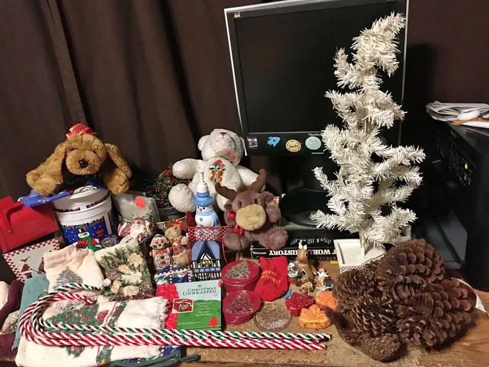 CHRISTMAS LOT SLEIGH SNOWMAN PLUSH TOWELS SNOWGLOBE CANDLES