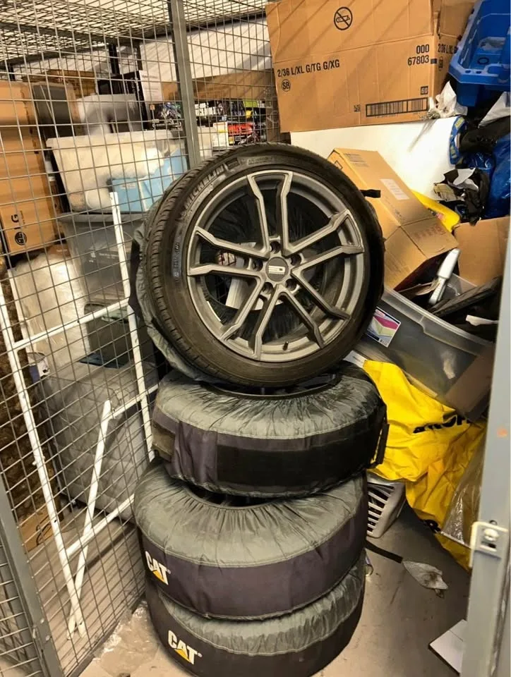 Michelin 225|45R18 Tires with rim image indicator(2)