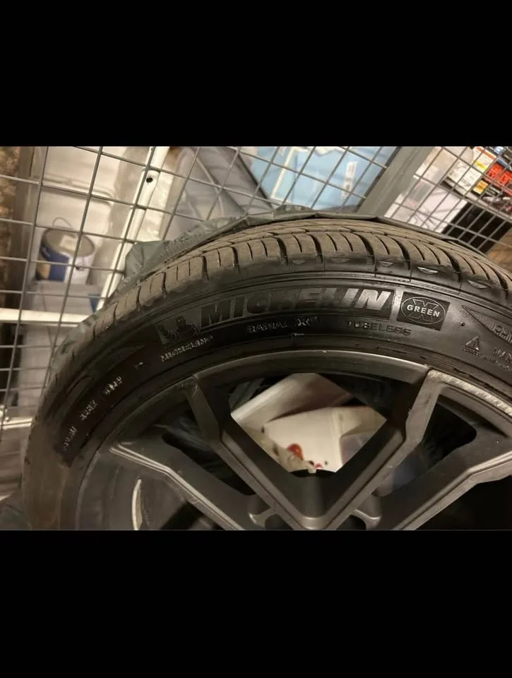 Michelin 225|45R18 Tires with rim image indicator(4)