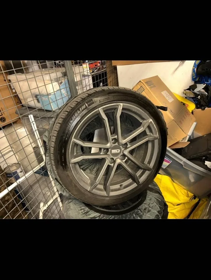 Michelin 225|45R18 Tires with rim image indicator(5)