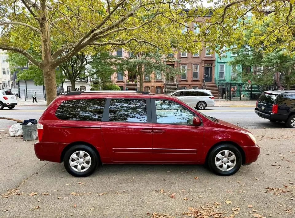 2009 Kia Sedona · LX Minivan 4D image indicator(2)