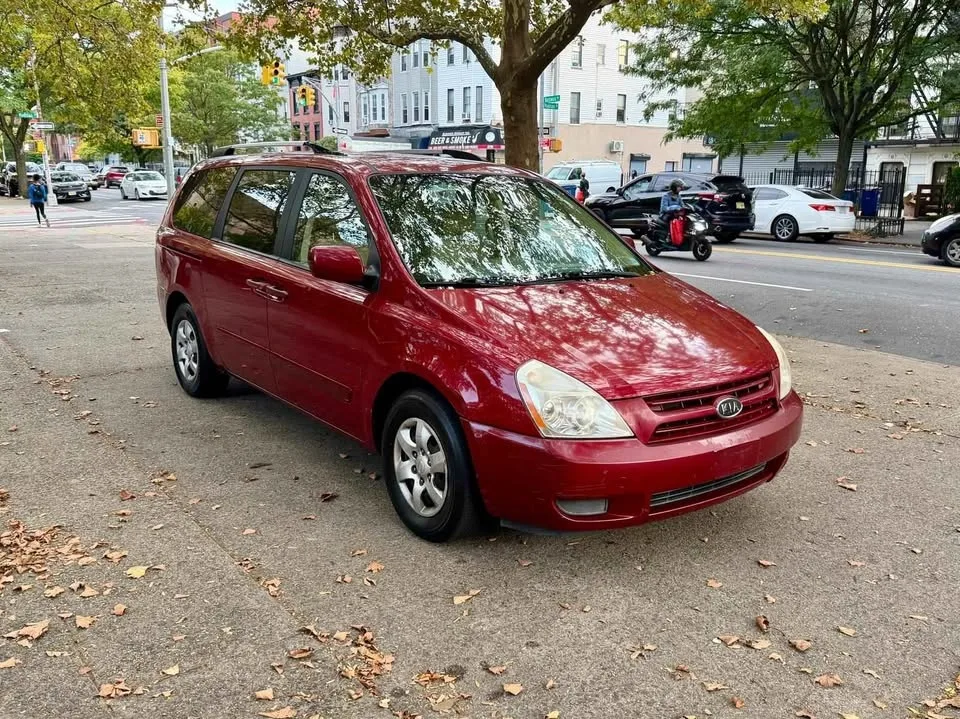 2009 Kia Sedona · LX Minivan 4D image indicator(3)