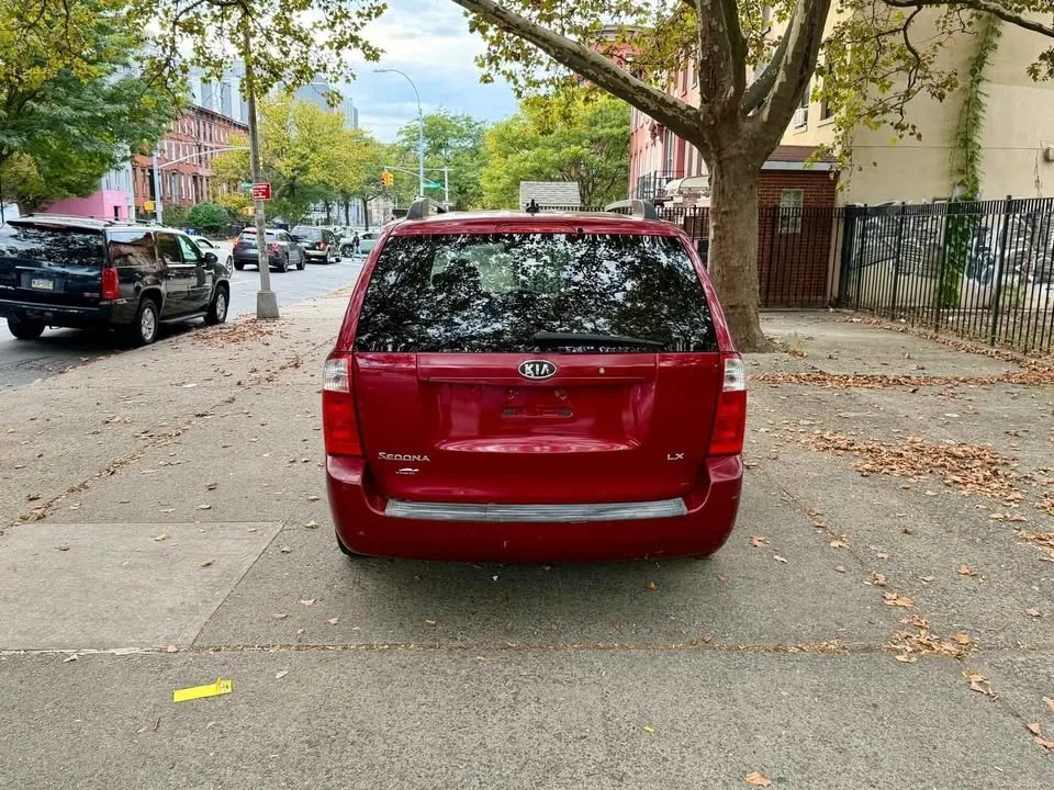 2009 Kia Sedona · LX Minivan 4D image indicator(4)