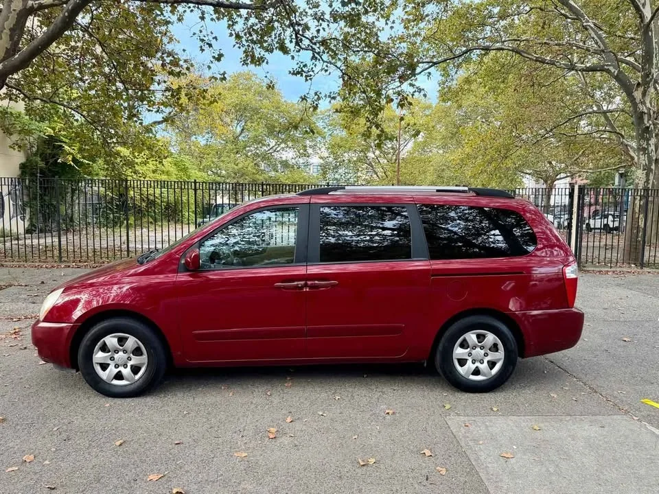 2009 Kia Sedona · LX Minivan 4D image indicator(5)