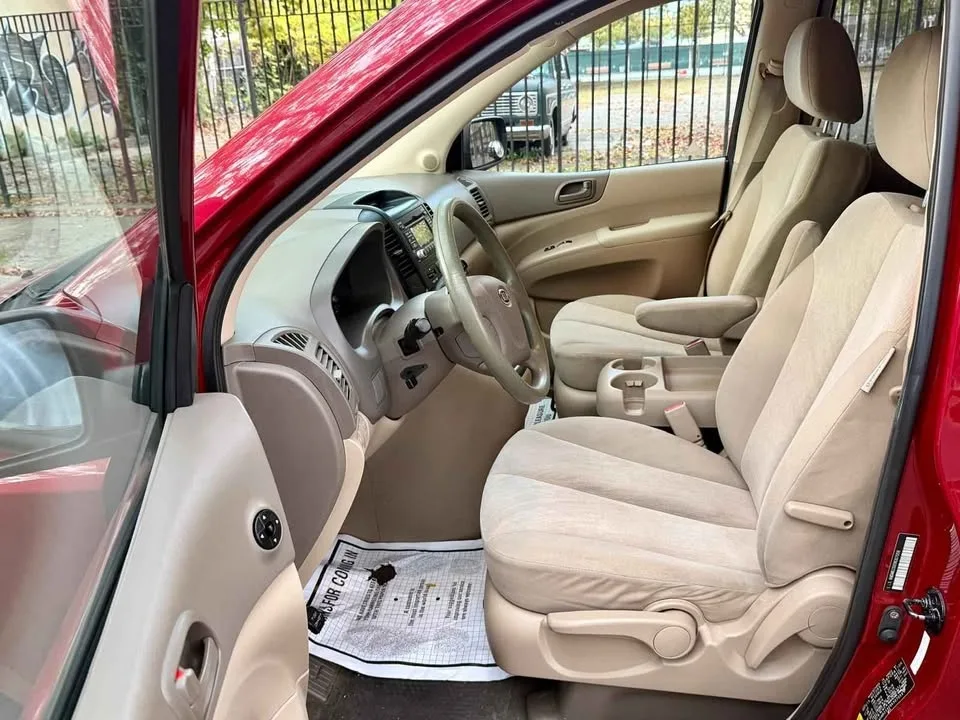 2009 Kia Sedona · LX Minivan 4D image indicator(7)