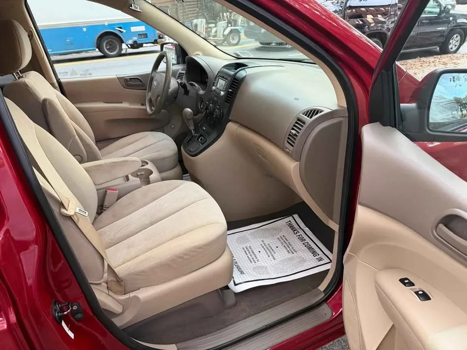 2009 Kia Sedona · LX Minivan 4D image indicator(8)