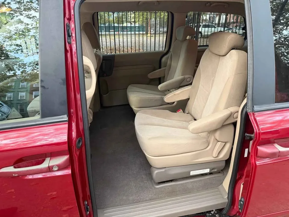 2009 Kia Sedona · LX Minivan 4D image indicator(9)