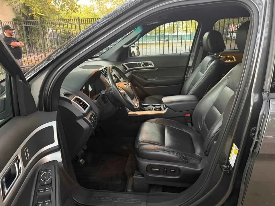 2015 Ford Explorer · XLT Sport Utility 4D image indicator(7)