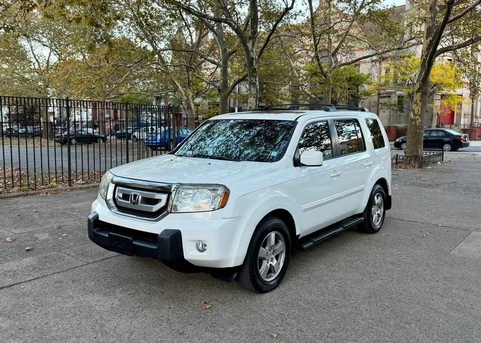 2011 Honda Pilot · EX-L Sport Utility 4D image indicator(2)