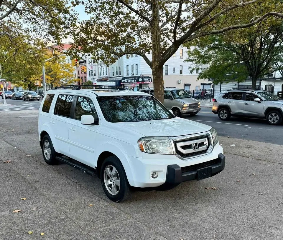 2011 Honda Pilot · EX-L Sport Utility 4D image indicator(6)