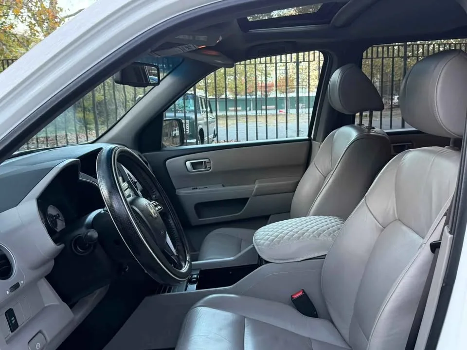 2011 Honda Pilot · EX-L Sport Utility 4D image indicator(10)