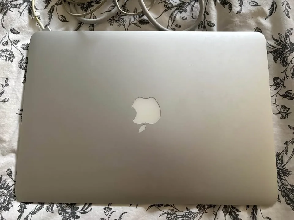 2017 Apple Macbook Air - Must go ASAP image indicator(2)