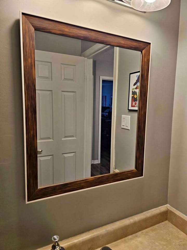 Wall mirror 23.5" x 27.5"