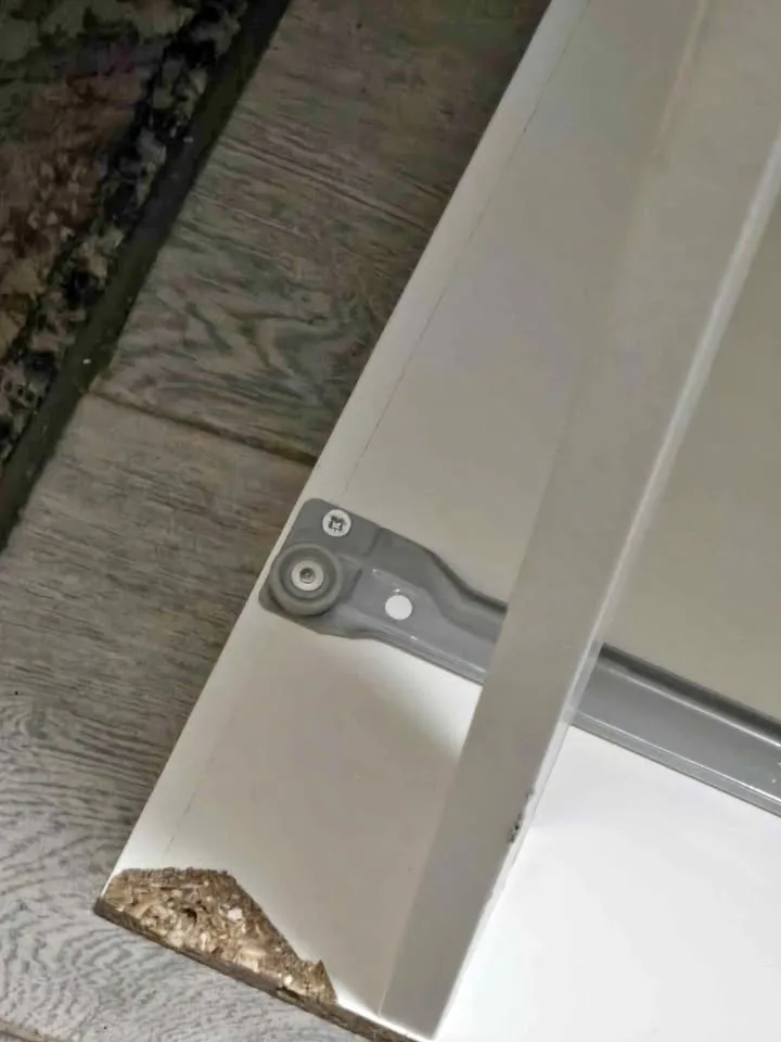 White tv stand, modern, some details while moving