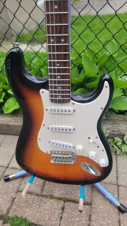 $240 Squier Bullet Stratocaster - Brown Sunburst image indicator(3)