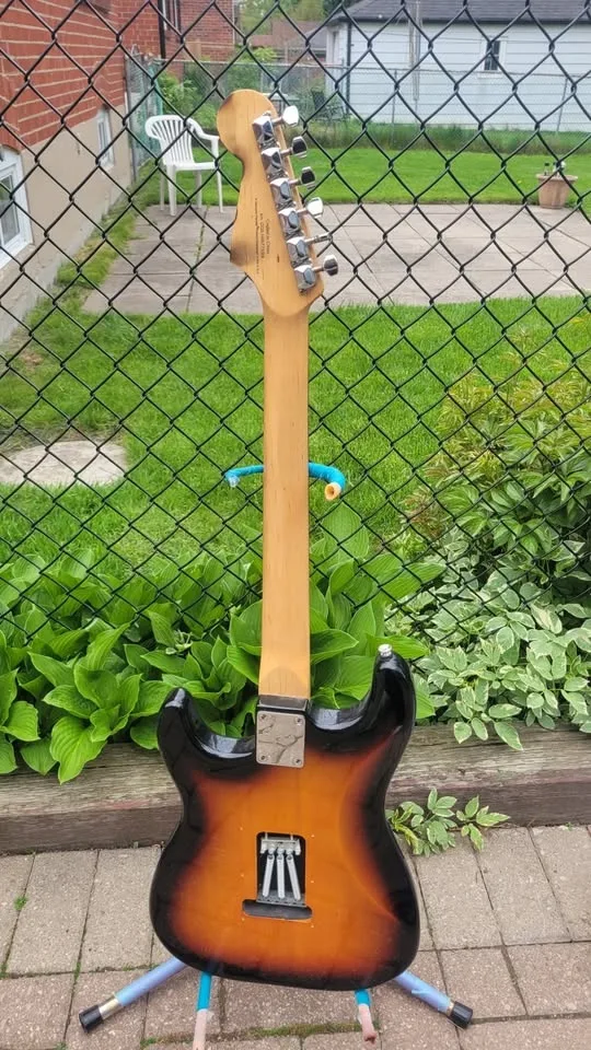 $240 Squier Bullet Stratocaster - Brown Sunburst image indicator(6)