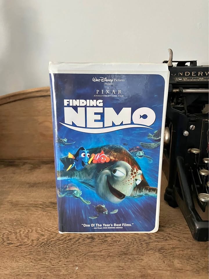 Disney Finding Nemo Clamshell VHS