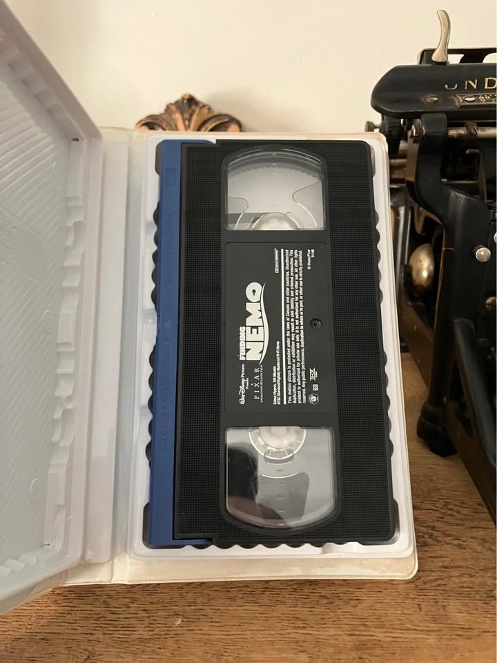 Disney Finding Nemo Clamshell VHS - photo 2