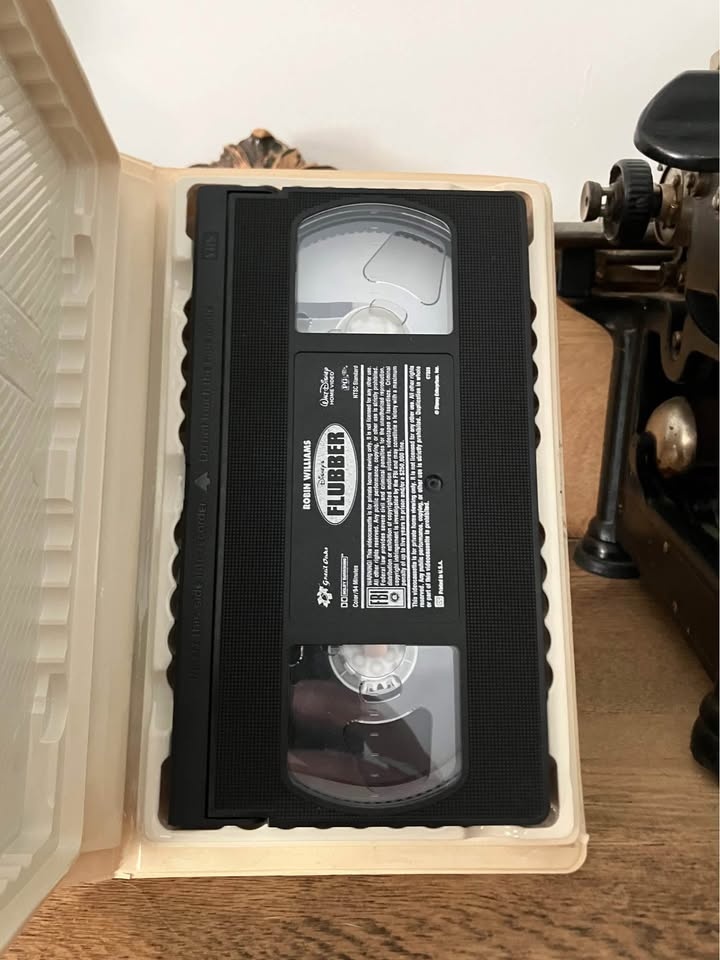 Disney Flubber Clamshell VHS - photo 2