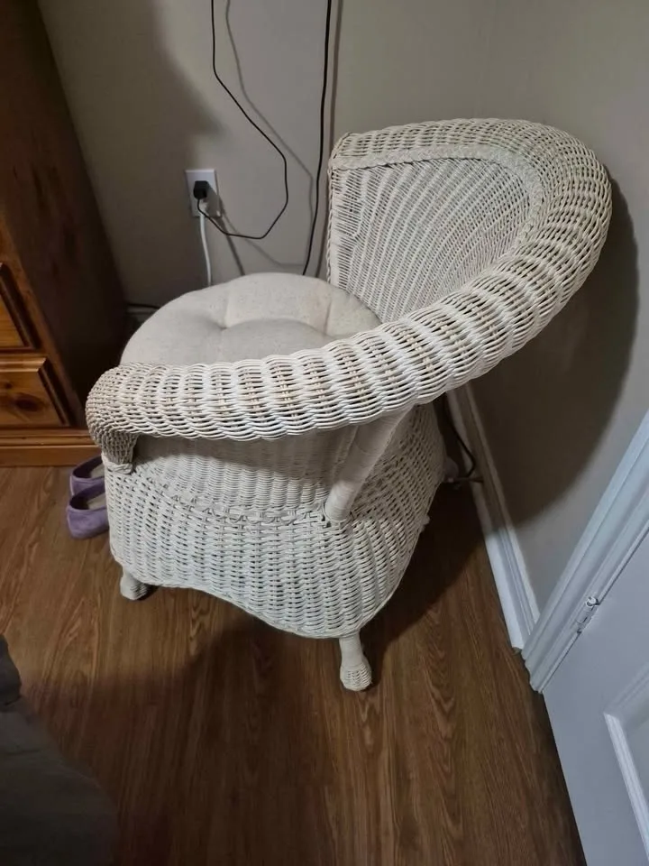 Cream wicker chair image indicator(2)